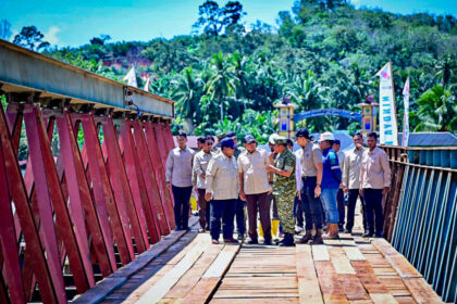 Presiden Prabowo meninjau pembangunan Jembatan Bailey Sungai Garoga di Kecamatan Batang Toru, Rabu (31/12/2025. Foto: BPMI Setpres