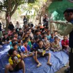 Program pendampingan dan trauma healing bagi anak-anak di Desa Menanggini, Kabupaten Aceh Tamiang. Foto: Telkom Indonesia