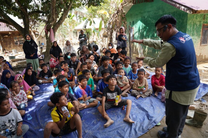 Program pendampingan dan trauma healing bagi anak-anak di Desa Menanggini, Kabupaten Aceh Tamiang. Foto: Telkom Indonesia