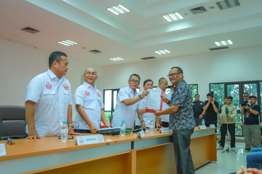 Profesor DR Hidayat Humaid alias HH resmi mendaftar sebagai calon ketua umum (ketum) KONI DKI Jakarta 2026-2030. Hidayat mendaftar didampingi ratusan pendukungnya dari cabang olahraga (cabor), KONI Kota dan Kabupaten hingga badan fungsional (Bafung).
