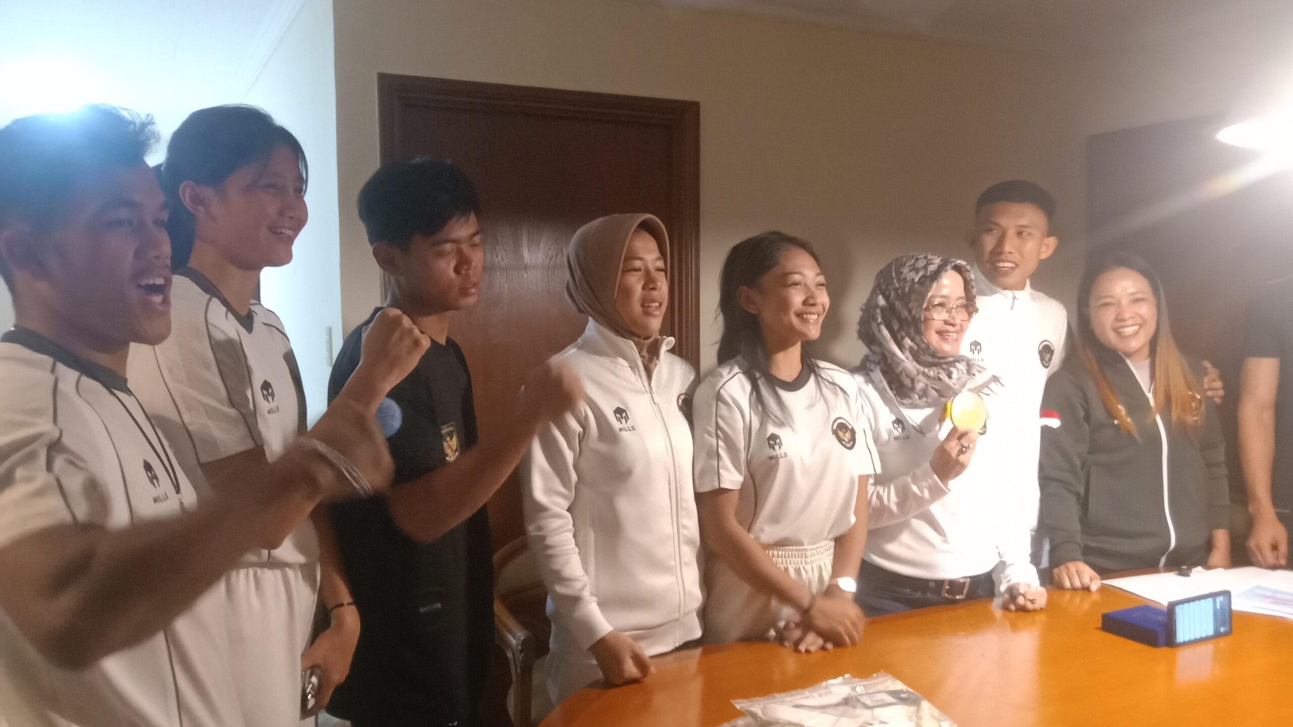 Merasa di Fitnah dengan 17 Tuduhan Wako Asia, Manager Kickboxing Indonesia Rosi: PP KBI dan NOC Jangan Diam! 2 Manager Kickboxing Indonesia Rosi Nurasjati yang juga pengurus pusat PP KBI akhirnya angkat bicara terkait deportasi dirinya dari Thailand. Foto/ipol