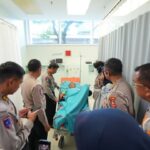 Tim Jasa Raharja wilayah Jawa Tengah, membantu proses pendataan di tempat kejadian perkara dan di rumah sakit. Beberapa ahli waris sudah berhasil diidentifikasi dan akan segera membuka rekening bagi ahli waris korban meninggal dunia guna menyalurkan santunan hingga menerbitkan surat jaminan (guarantee letter) ke rumah sakit untuk penanganan korban luka-luka, Senin (22/12/2025). Foto: Ist