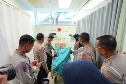 Tim Jasa Raharja wilayah Jawa Tengah, membantu proses pendataan di tempat kejadian perkara dan di rumah sakit. Beberapa ahli waris sudah berhasil diidentifikasi dan akan segera membuka rekening bagi ahli waris korban meninggal dunia guna menyalurkan santunan hingga menerbitkan surat jaminan (guarantee letter) ke rumah sakit untuk penanganan korban luka-luka, Senin (22/12/2025). Foto: Ist