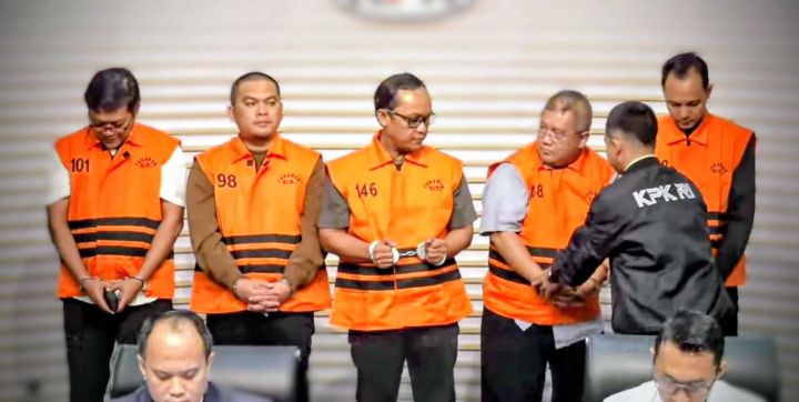 KPK menetapkan dan menahan lima tersangka dugaan suap di lingkungan Pemkab Lampung Tengah, Kamis (11/12/2025). Foto: Live streaming YT @kpkri