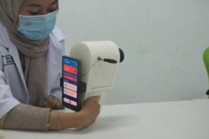 alah satu anggota tim EyeXaminer ITS Intan Fitri Hardyanti saat mendemonstrasikan penggunaan alat deteksi dini Retinopati Diabetik berbasis smartphone