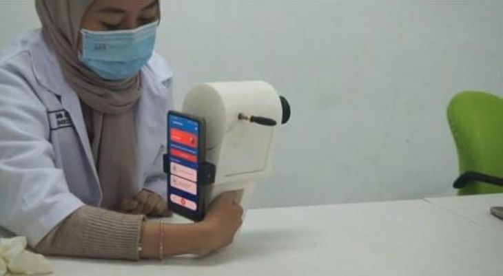 alah satu anggota tim EyeXaminer ITS Intan Fitri Hardyanti saat mendemonstrasikan penggunaan alat deteksi dini Retinopati Diabetik berbasis smartphone
