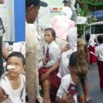 Suasana kepanikan di halaman SDN 01 Kalibaru usai mobil pengantar makanan kehilangan kendali dan menabrak siswa serta guru di halaman SDN 01 Kalibaru, Cilincing, Jakarta Utara. Foto: Dok.Ist