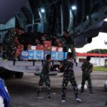 Pesawat angkut berat Airbus A-400 TNI AU tiba di Lanud Sultan Iskandar Muda, Aceh Besar, turunkan 24 ton bantuan logistik untuk masyarakat di wilayah terdampak. Foto: Dispenad