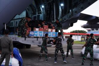 Pesawat angkut berat Airbus A-400 TNI AU tiba di Lanud Sultan Iskandar Muda, Aceh Besar, turunkan 24 ton bantuan logistik untuk masyarakat di wilayah terdampak. Foto: Dispenad
