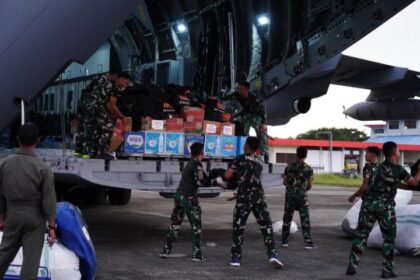 Pesawat angkut berat Airbus A-400 TNI AU tiba di Lanud Sultan Iskandar Muda, Aceh Besar, turunkan 24 ton bantuan logistik untuk masyarakat di wilayah terdampak. Foto: Dispenad