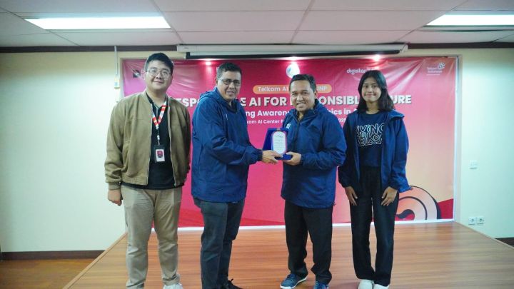 GM Telkom Witel Sumbar Jambi Muhammad Ihsan (kedua dari kiri) saat menyerahkan cinderamata kepada Wakil Rektor II UNP Prof. Dr. Ir. Remon Lapisa, S.T., M.T., M.Sc., (kedua dari kanan) pada acara peresmian Digistar Club Chapter UNP yang berlangsung di Gedung Telkom AI Center Padang, beberapa waktu yang lalu. Foto: Telkom Indonesia