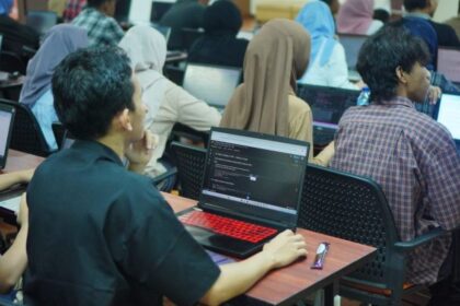 Pelatihan daring yang diikuti lebih dari 200 mahasiswa, membahas topik mulai dari pengenalan AI, etika teknologi, hingga implementasi AI di industri. Foto: Telkom Indonesia