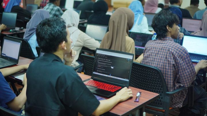 Pelatihan daring yang diikuti lebih dari 200 mahasiswa, membahas topik mulai dari pengenalan AI, etika teknologi, hingga implementasi AI di industri. Foto: Telkom Indonesia