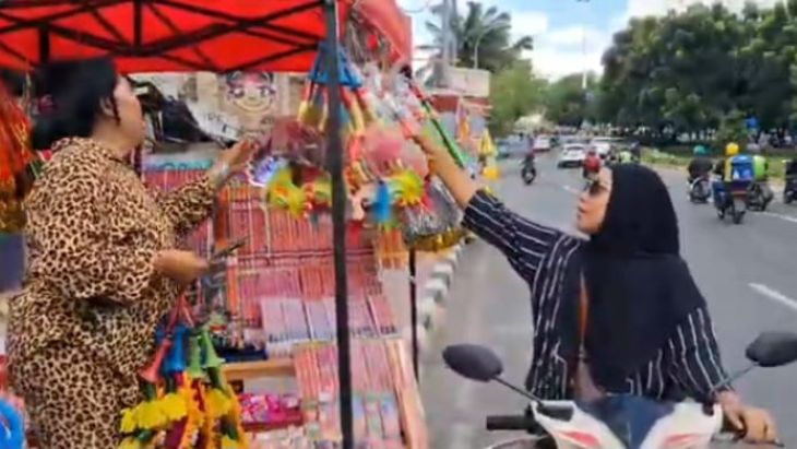 Suasana pedagang melayani seorang pembeli terompet di tenda lapak dagangan di kawasan surganya mainan anak-anak di Pasar Gembrong, Cipinang Besar Utara/Selatan, Jatinegara, Jakarta Timur, Minggu (28/12/2025) siang. Foto: Joesvicar Iqbal/ipol.id