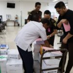 Pelimpahan empat terdakwa korupsi chromebook (laptop) oleh Jaksa ke Pengadilan Tipikor Jakarta. Foto: Yudha Krastawan/ipol.id