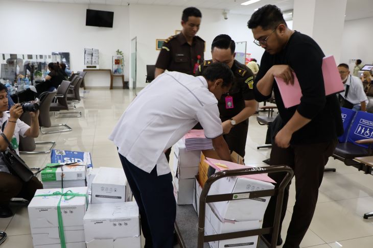 Pelimpahan empat terdakwa korupsi chromebook (laptop) oleh Jaksa ke Pengadilan Tipikor Jakarta. Foto: Yudha Krastawan/ipol.id