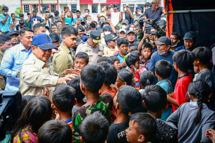 Presiden Prabowo Subianto mengunjungi Kabupaten Aceh Tamiang, Provinsi Aceh, meninjau posko kesehatan di wilayah terdampak bencana, Jumat (12/12/2025). Foto: BPMI Setpres
