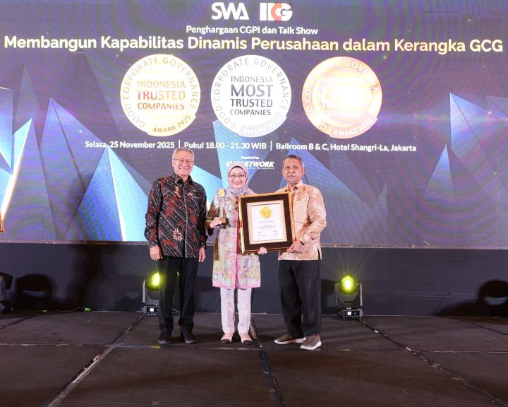 Direktur Utama AdMedika Dian Prambini saat menerima penghargaan pada ajang “Corporate Governance Perception Index (CGPI)” Award Tahun Buku 2024 di Hotel Shangri-La Jakarta pada beberapa waktu lalu. Foto: Telkom Indonesia