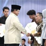 Presiden Prabowo Subianto serahkan kunci rumah kepada perwakilan masyarakat pada acara Akad Massal 50.030 Unit KPR Sejahtera FLPP dan Serah Terima Kunci Tahun 2025, di Perumahan Pondok Banten Indah, Kota Serang, Provinsi Banten, Sabtu (20/12/2025). Foto: BPMI Setpres