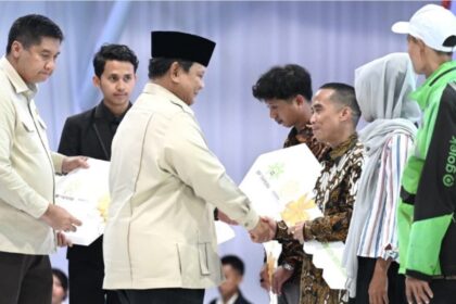 Presiden Prabowo Subianto serahkan kunci rumah kepada perwakilan masyarakat pada acara Akad Massal 50.030 Unit KPR Sejahtera FLPP dan Serah Terima Kunci Tahun 2025, di Perumahan Pondok Banten Indah, Kota Serang, Provinsi Banten, Sabtu (20/12/2025). Foto: BPMI Setpres