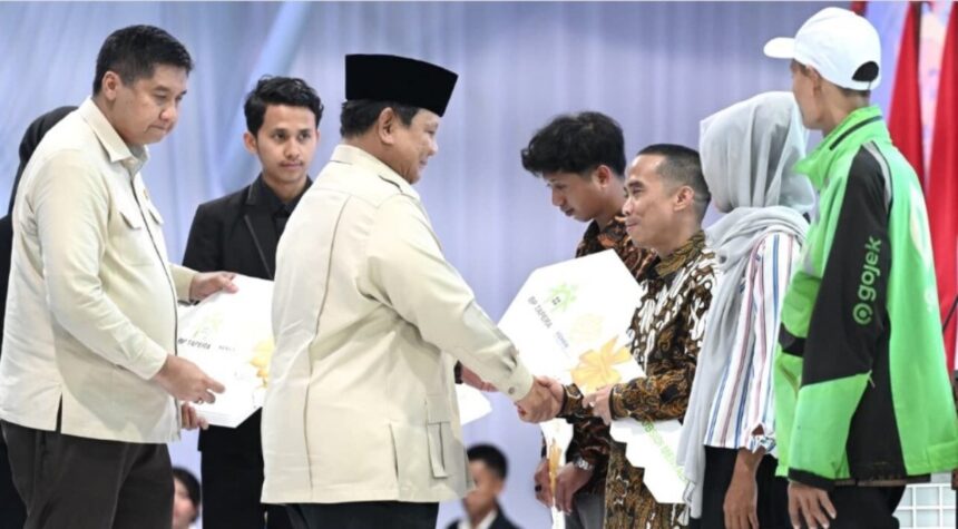 Presiden Prabowo Subianto serahkan kunci rumah kepada perwakilan masyarakat pada acara Akad Massal 50.030 Unit KPR Sejahtera FLPP dan Serah Terima Kunci Tahun 2025, di Perumahan Pondok Banten Indah, Kota Serang, Provinsi Banten, Sabtu (20/12/2025). Foto: BPMI Setpres