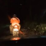 Unit Patroli Polsek Gunung Putri kawal driver ojol saat antarkan pesanan. Foto: Instagram @polsek_gunungputri
