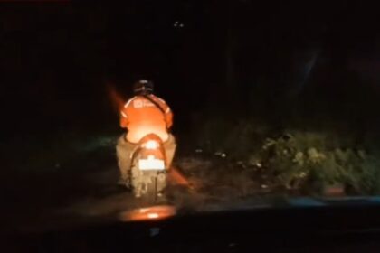 Unit Patroli Polsek Gunung Putri kawal driver ojol saat antarkan pesanan. Foto: Instagram @polsek_gunungputri