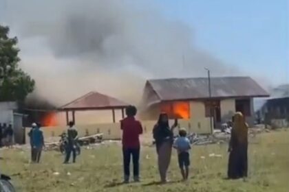 Markas Polsek Muara Batang Gadis Dibakar Massa