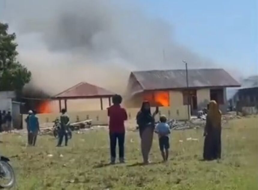 Markas Polsek Muara Batang Gadis Dibakar Massa