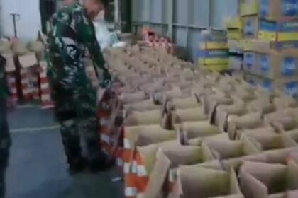 Logistik bantuan bencana dalam metode helibox. Foto: Ist