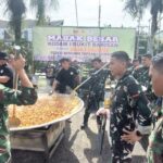 Petugas TNI memasak makanan untuk pengungsi bencana Tapteng dalam kegiatan Masak Besar di GOR Pandan, Tapanuli Tengah (Tapteng), Senin (8/12/2025). Foto: Jhon InfoPublik.
