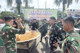 Petugas TNI memasak makanan untuk pengungsi bencana Tapteng dalam kegiatan Masak Besar di GOR Pandan, Tapanuli Tengah (Tapteng), Senin (8/12/2025). Foto: Jhon InfoPublik.