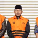 Bupati Bekasi, Ade Kuswara Kunang (tengah) bersama dua tersangka lain kasus suap ijon proyek di lingkungan Kabupaten Bekasi. Foto: Yudha Krastawan/ipol.id