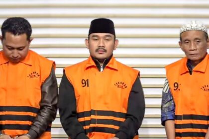 Bupati Bekasi, Ade Kuswara Kunang (tengah) bersama dua tersangka lain kasus suap ijon proyek di lingkungan Kabupaten Bekasi. Foto: Yudha Krastawan/ipol.id