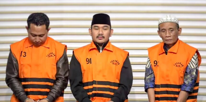 Bupati Bekasi, Ade Kuswara Kunang (tengah) bersama dua tersangka lain kasus suap ijon proyek di lingkungan Kabupaten Bekasi. Foto: Yudha Krastawan/ipol.id