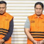 Kepala Kejaksaan Negeri Hulu Sungai Utara (HSU) Albertinus P Napitupulu (APN) (kanan) bersama anak buahnya mengenakan rompi tahanan Komisi Pemberantasan Korupsi (KPK). Foto: Yudha Krastawan/ipol.id