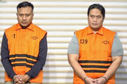 Kepala Kejaksaan Negeri Hulu Sungai Utara (HSU) Albertinus P Napitupulu (APN) (kanan) bersama anak buahnya mengenakan rompi tahanan Komisi Pemberantasan Korupsi (KPK). Foto: Yudha Krastawan/ipol.id