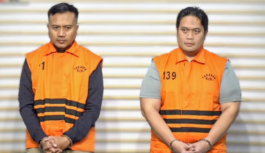 Kepala Kejaksaan Negeri Hulu Sungai Utara (HSU) Albertinus P Napitupulu (APN) (kanan) bersama anak buahnya mengenakan rompi tahanan Komisi Pemberantasan Korupsi (KPK). Foto: Yudha Krastawan/ipol.id