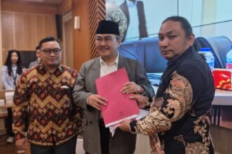 Ketua Tim Percepatan Reformasi Polri Jimly Asshiddiqie saat menerima aduan anomali penanganan kasus tambang di Morowali. Foto: Ist