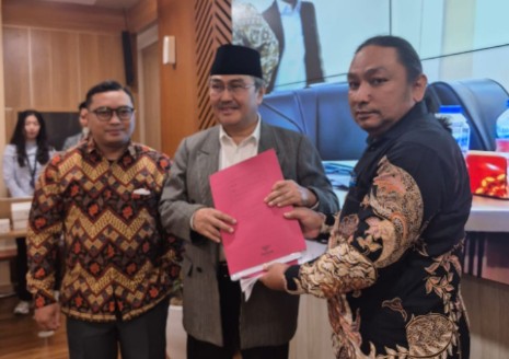 Ketua Tim Percepatan Reformasi Polri Jimly Asshiddiqie saat menerima aduan anomali penanganan kasus tambang di Morowali. Foto: Ist