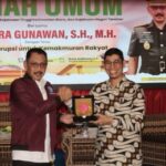 Kajati Kaltara, Yudi Indra Gunawan bersama Rektor UBT, Prof. Dr. Yahya Zein dalam pemberian cinderamata pada Kuliah Umum di UBT. Foto: Seksi Penkum Kejati Kaltara