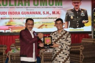 Kajati Kaltara, Yudi Indra Gunawan bersama Rektor UBT, Prof. Dr. Yahya Zein dalam pemberian cinderamata pada Kuliah Umum di UBT. Foto: Seksi Penkum Kejati Kaltara