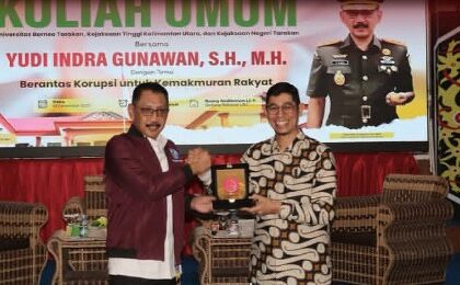 Kajati Kaltara, Yudi Indra Gunawan bersama Rektor UBT, Prof. Dr. Yahya Zein dalam pemberian cinderamata pada Kuliah Umum di UBT. Foto: Seksi Penkum Kejati Kaltara