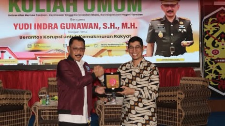 Kajati Kaltara, Yudi Indra Gunawan bersama Rektor UBT, Prof. Dr. Yahya Zein dalam pemberian cinderamata pada Kuliah Umum di UBT. Foto: Seksi Penkum Kejati Kaltara