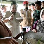 Presiden Prabowo Subianto turut mencicipi menu makan siang yang disiapkan untuk para pengungsi di tenda pengungsian korban bencana di Kabupaten Bireuen, Aceh, Minggu (7/12/2025). Foto: BPMI Setpres
