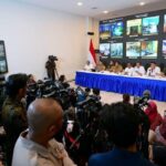 Para menteri dan pejabat terkait menyampaikan keterangannya dalam konferensi pers yang digelar di Posko Terpadu Pangkalan TNI AU Halim Perdanakusuma, Jakarta, Senin (29/12/2025). Foto: BPMI Setpres