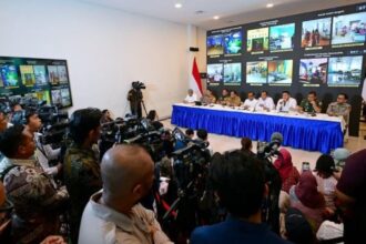Para menteri dan pejabat terkait menyampaikan keterangannya dalam konferensi pers yang digelar di Posko Terpadu Pangkalan TNI AU Halim Perdanakusuma, Jakarta, Senin (29/12/2025). Foto: BPMI Setpres
