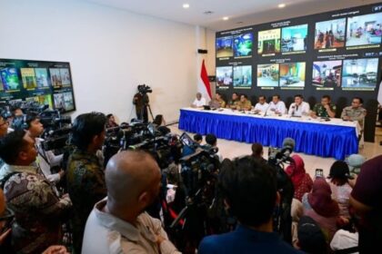 Para menteri dan pejabat terkait menyampaikan keterangannya dalam konferensi pers yang digelar di Posko Terpadu Pangkalan TNI AU Halim Perdanakusuma, Jakarta, Senin (29/12/2025). Foto: BPMI Setpres