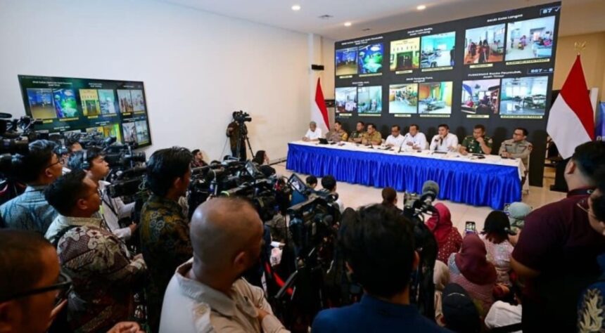 Para menteri dan pejabat terkait menyampaikan keterangannya dalam konferensi pers yang digelar di Posko Terpadu Pangkalan TNI AU Halim Perdanakusuma, Jakarta, Senin (29/12/2025). Foto: BPMI Setpres