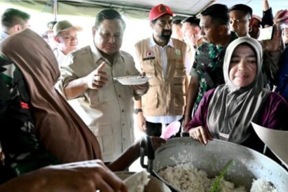 Presiden Prabowo Subianto turut mencicipi menu makan siang yang disiapkan untuk para pengungsi di tenda pengungsian korban bencana di Kabupaten Bireuen, Aceh, Minggu (7/12/2025). Foto: BPMI Setpres